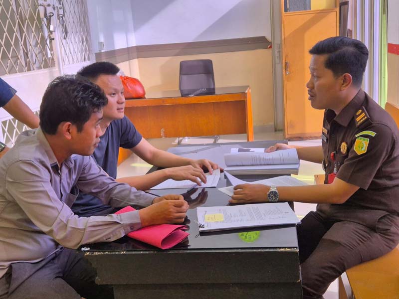 Kejari Rohil menerima pelimpahan perkara penyeludupan narkoba jenis sabu dengan barang bukti 45 kilogram dari penyidik Polda Riau, Rabu (18/12/2024).