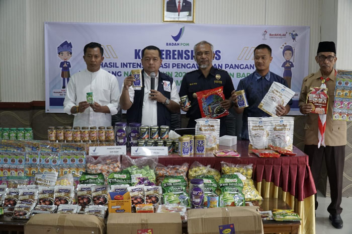 Kepala BBPOM Pekanbaru, Alex Sander, bersama perwakilan dari Bea Cukai, Polda Riau, Dinas Kesehatan, Disperindag dan Satpol PP, memperlihatkan produk yang diamankan oleh BBPOM Pekanbaru jelang Nataru