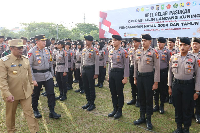 Kapolda Riau Irjen Pol Mohammad Iqbal saat memimpin apel gelar pasukan Operasi Lilin Lancang Kuning 2024 di Halaman Mapolda Riau, Jumat (20/12/2024).