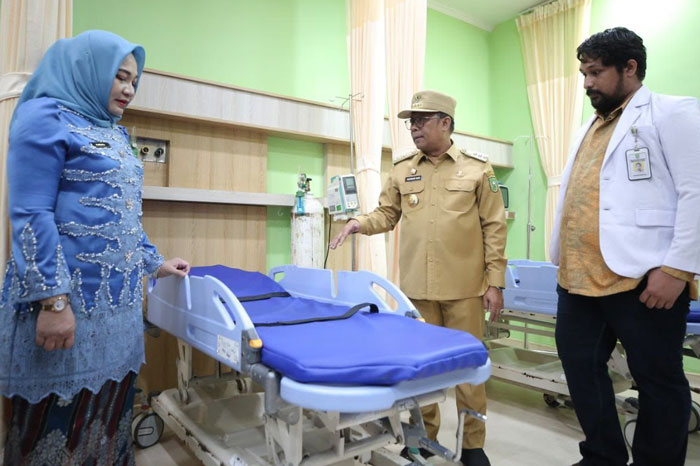 Pj Gubri Rahman Hadi meninjau ruang IGD RSUD Petala Bumi usai diresmikan setelah direnovasi, Jumat (20/12/2024).