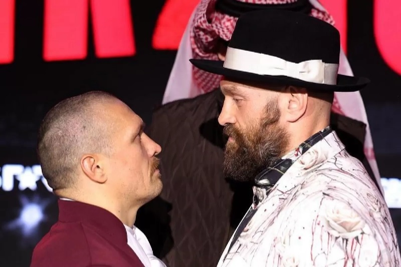 Oleksandr Usyk dan Tyson Fury (kanan) akan bertanding pada Sabtu di Riyadh, (21/12/2024).