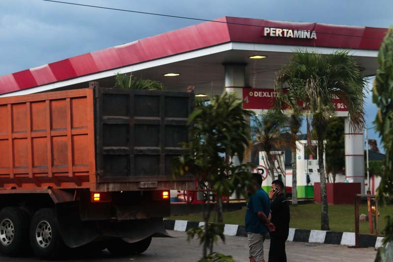 Sopir memarkirkan truknya saat menunggu pengisian BBM jenis solar di SPBU Jalan Kaharuddin Nasution, Pekanbaru, Jumat (20/12/2024).
