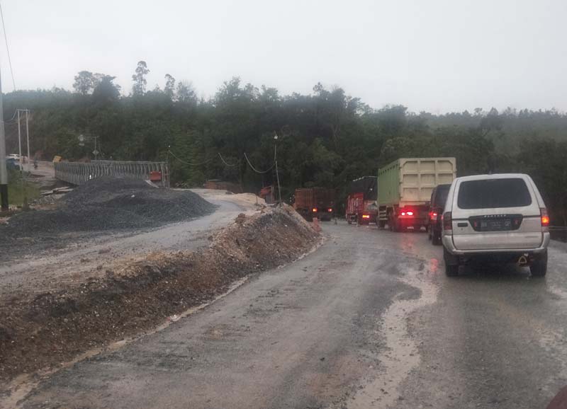 Kendaraan saat melintas di jalan lintas Riau-Sumbar Km 106-107 Desa Tanjung Alai, Kecamatan XIII Koto Kampar, Kabupaten Kampar, Kamis (19/12/2024).