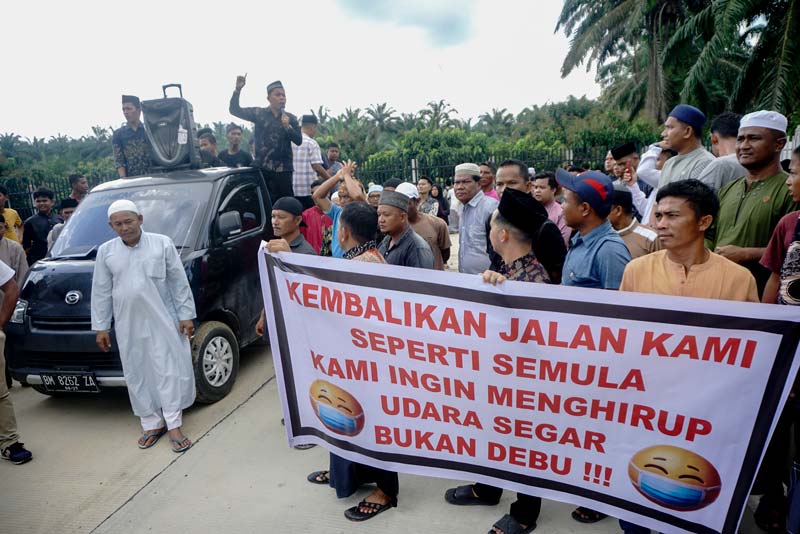 Masyarakat Desa Kualu, Kecamatan Tambang, Kampar melakukan aksi  demo di depan Kantor PT PP Tirta Riau, Jalan Sukakarya terkait rusaknya ruas jalan di kawasan tersebut