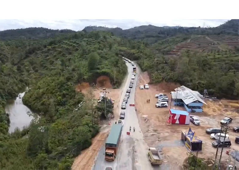 Antrean kendaraan saat melintasi Jalur Tanjung Alai, Lintas Riau-Sumatera Barat, Sabtu (21/12/2024).