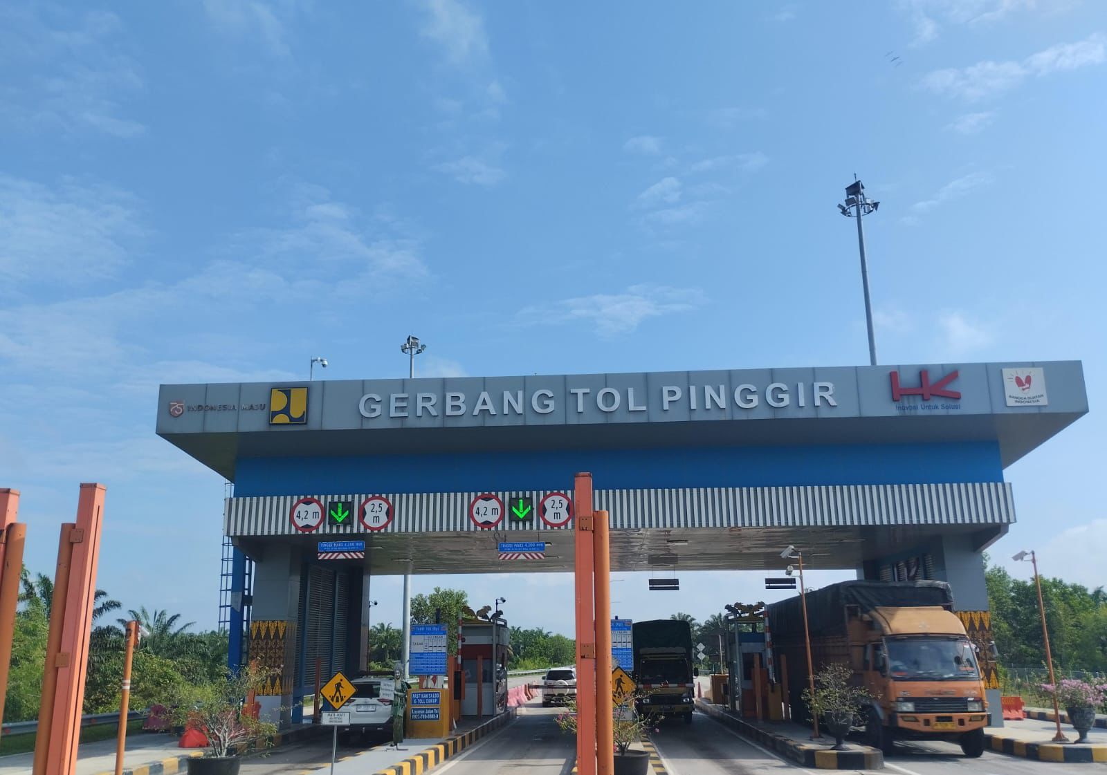 Gerbang Tol Pinggir ruas Jalan Tol Pekanbaru-Dumai mengalami peningkatan menyambut libur nataru berdasarkan pantauan Hutama Karya, 20-21 Desember 2024.