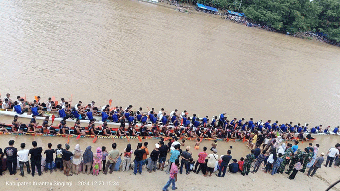 Pacu jalur perayaan HUT Kuansing di Tepian Datuk Bandaro Lelo Budi Kenegerian Kari, Kecamatan Kuantan Tengah, Jumat (20/12/2024) sore kemaren cukup seru. Hari ini, mereka akan kembali bertanding.