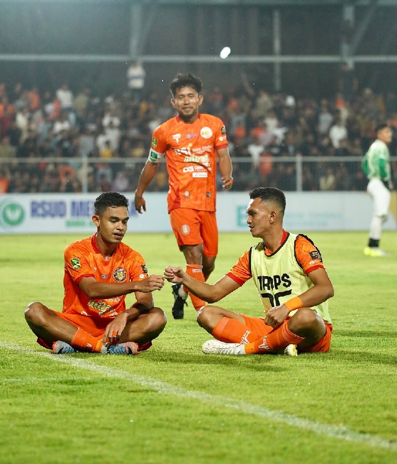 Pemain Persiraja Banda Aceh melakukan selebrasi usai membobol gawang Persikota Tangerang. Persiraja menang telak 6-2 dan lolos ke 8 besar dengan status juara grup.