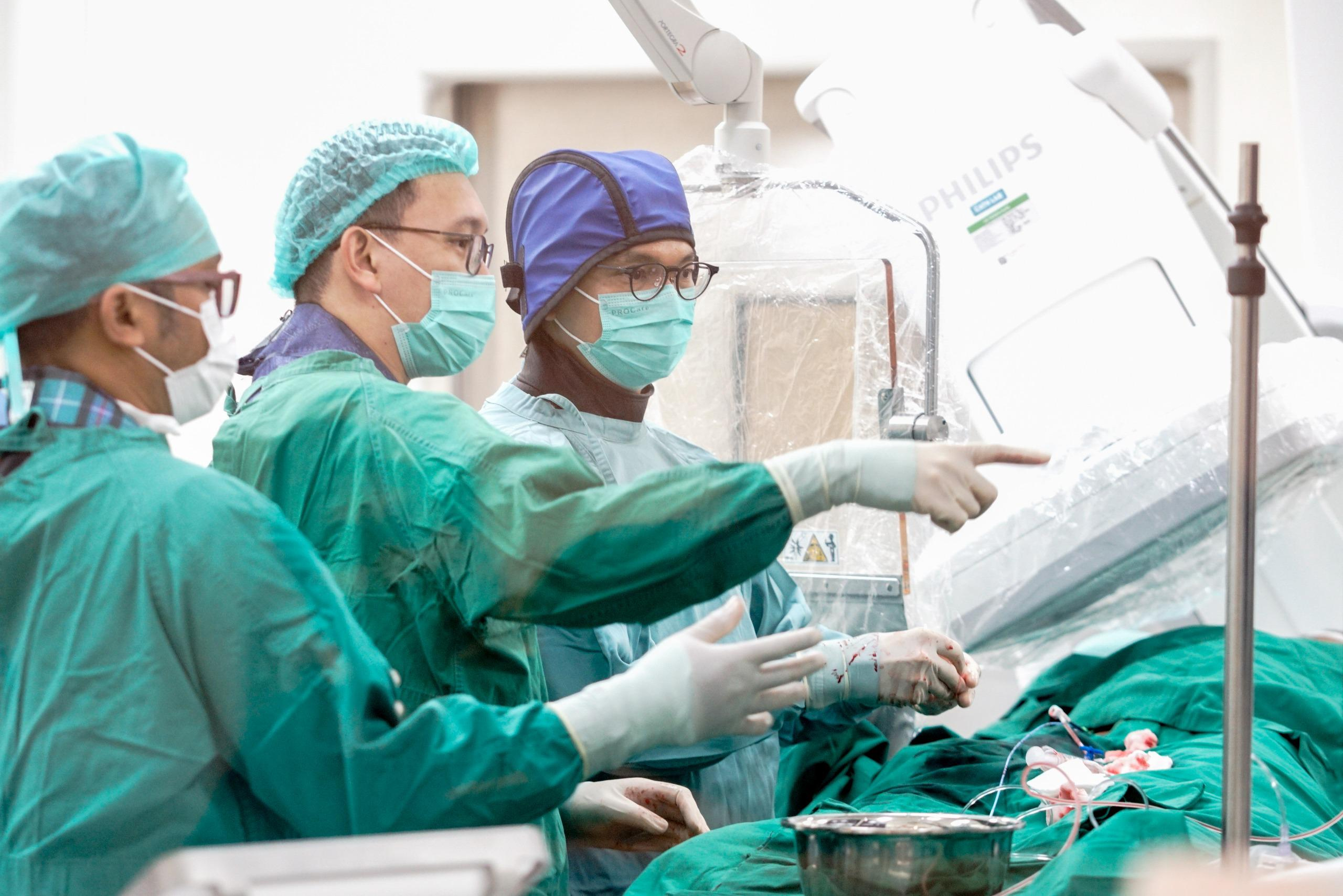 okter Dasdo A Sinaga Sp JP (kanan) dan tim saat tindakan di Cath Lab RS Awal Bros Pekanbaru, Sabtu (21/12/2024).