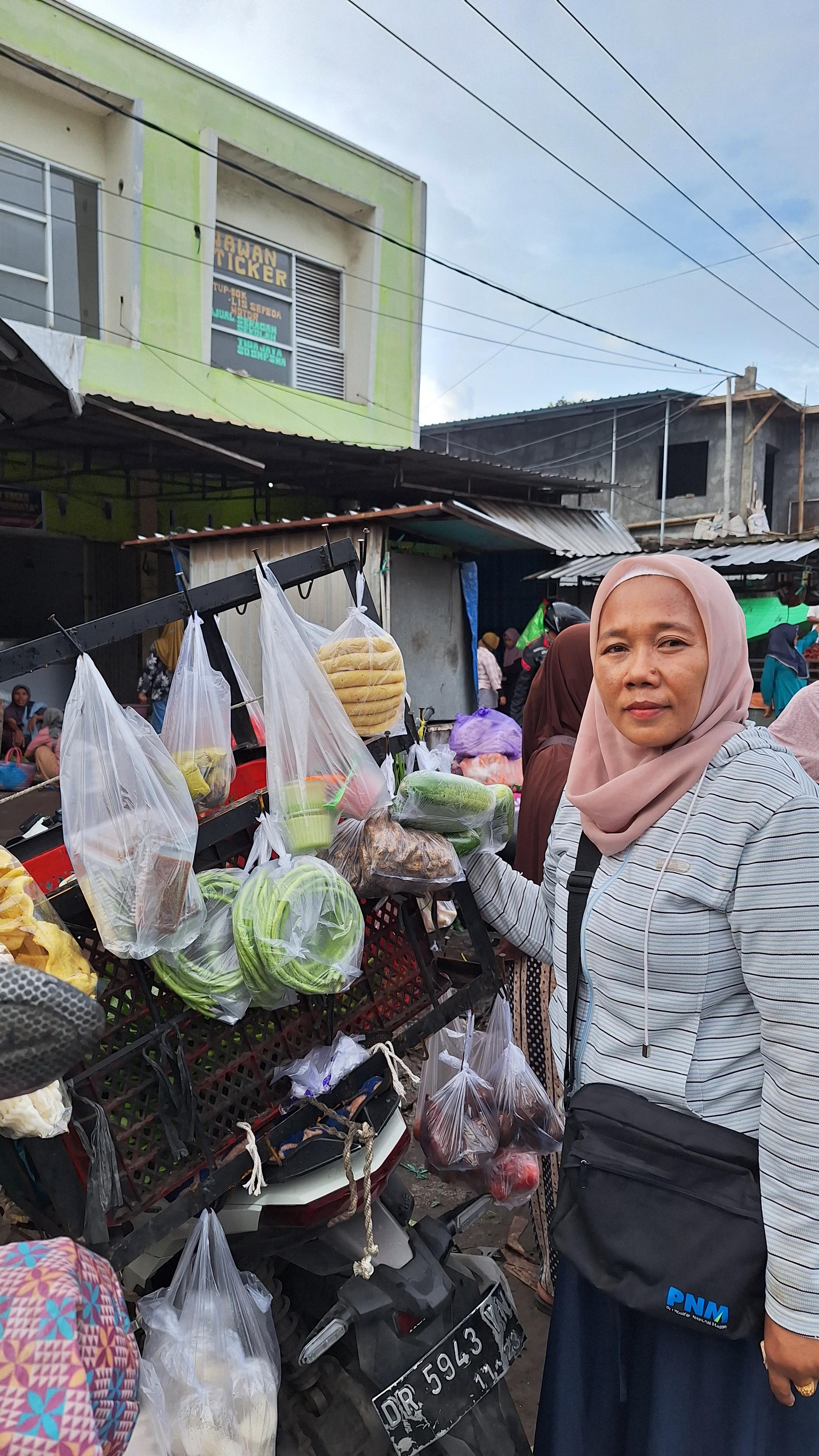 Yuli Erniati penjual jagung dan pisang rebus keliling yang bergabung dengan PNM Mekaar