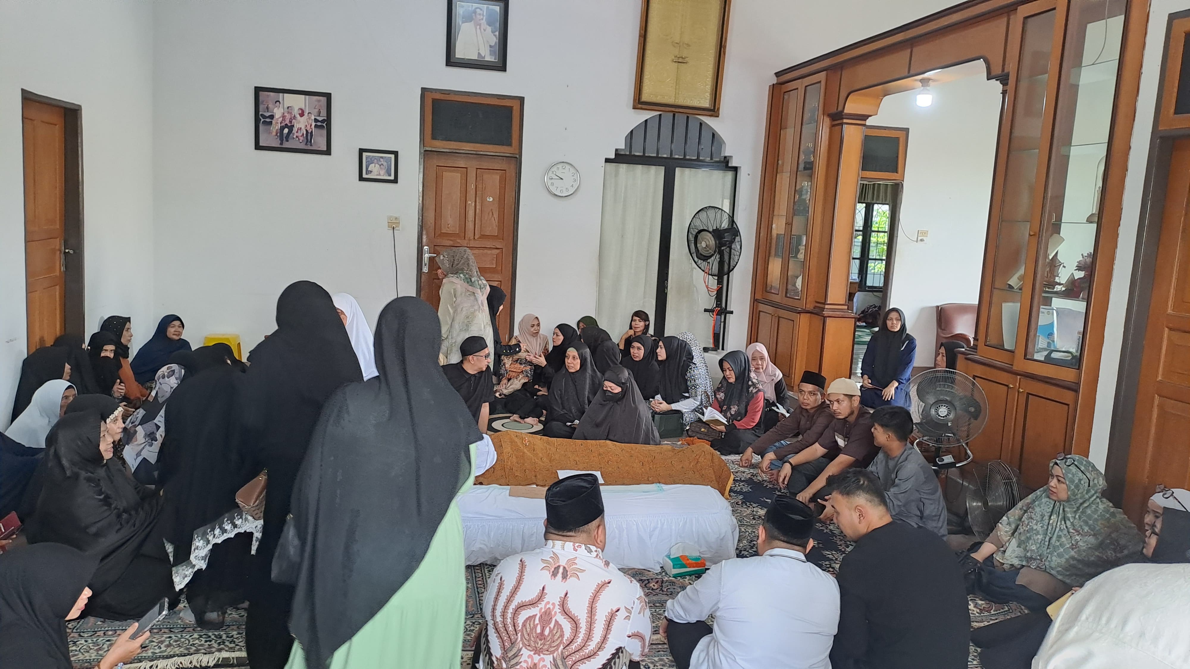 Pelayat mulai berdatangan atas berpulangnya Fachmi Amri, ayah Pj Wako Pekanbaru Roni Rakhmat di rumah duka Jalan Gunung Raya, Kelurahan Rejosari, Kecamatan Tenayan Raya, Pekanbaru.