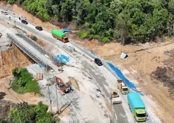 Tangkapan layar pantauan arus lalu lintas di ruas jalan putus perbatasan Riau-Sumbar tepatnya di Desa Tanjung Alai, XIII Koto Kampar, Kampar, Sabtu (21/12/2024).