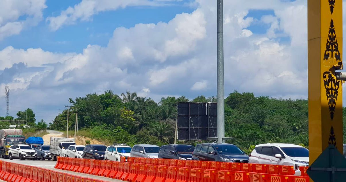 Antrean di salah satu gerbang tol JTTS di Pekanbaru-Dumai memasuki libur nataru, Ahad (22/12/2024).