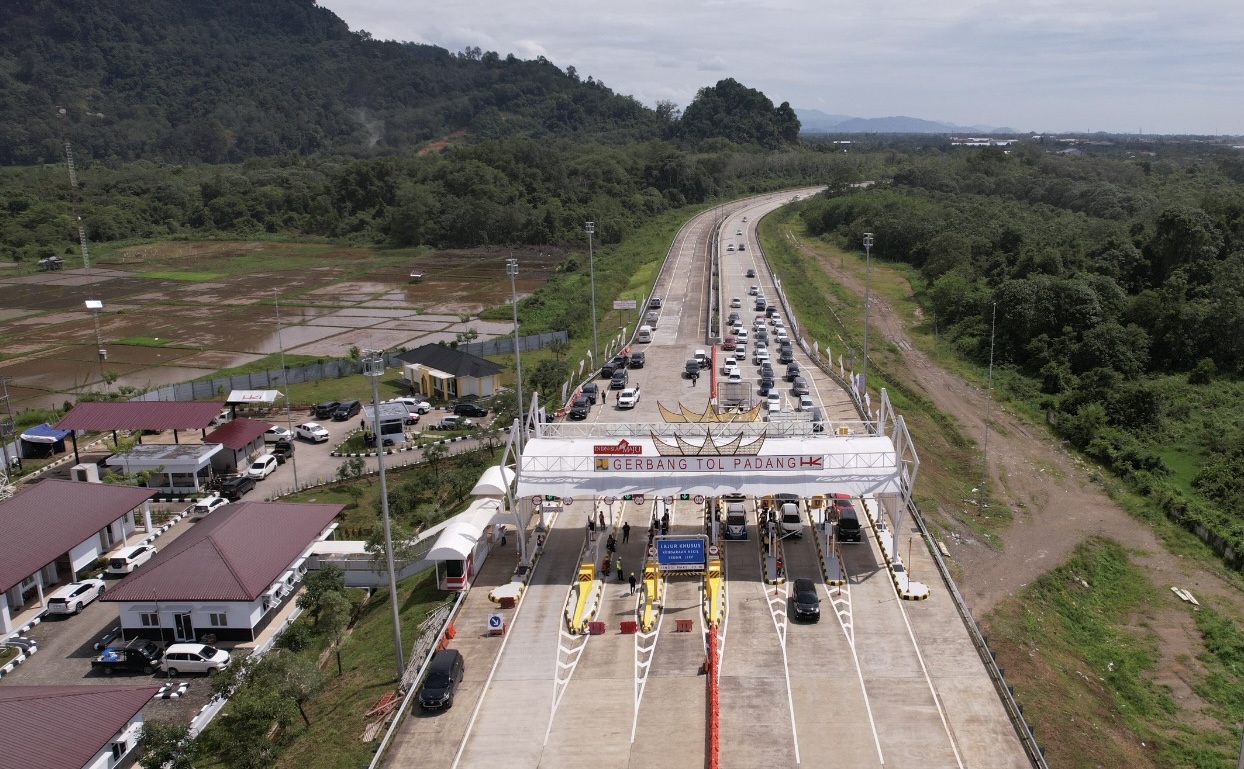 Gerbang Tol Padang ruas Jalan Tol Pekanbaru-Padang seksi Padang-Sicincin yang kembali dibuka fungsional dan gratis mulai Sabtu (21/12/2024) bersama 3 ruas JTTS lainnya menyambut libur nataru.