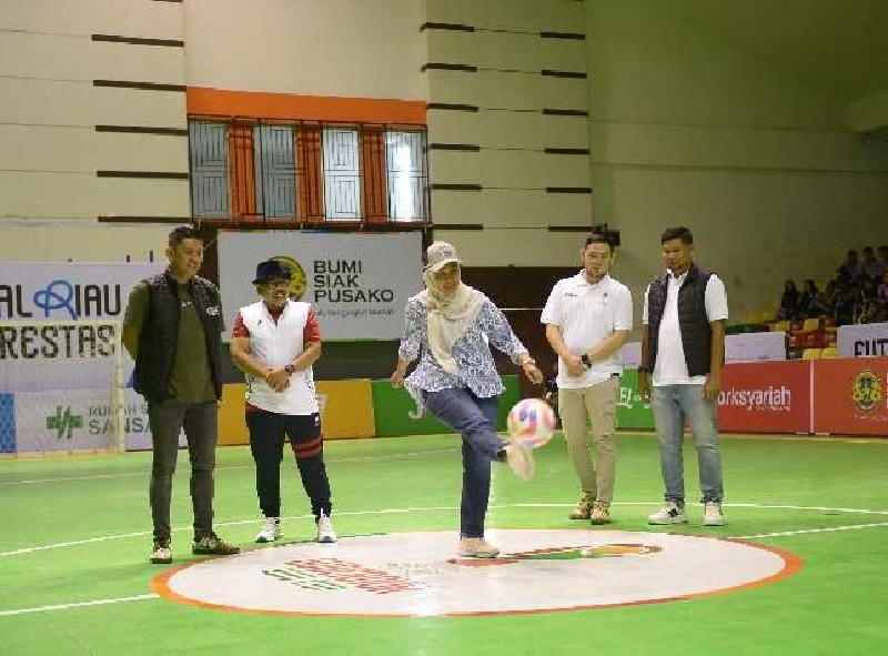 Anggota DPR RI Karmila Sari melakukan tendangan perdana data membuka Turnamen Futsal Piala Gubernur AFP Riau 2024 di GOR Tribuana Pekanbaru, Ahad (22/12/2024).