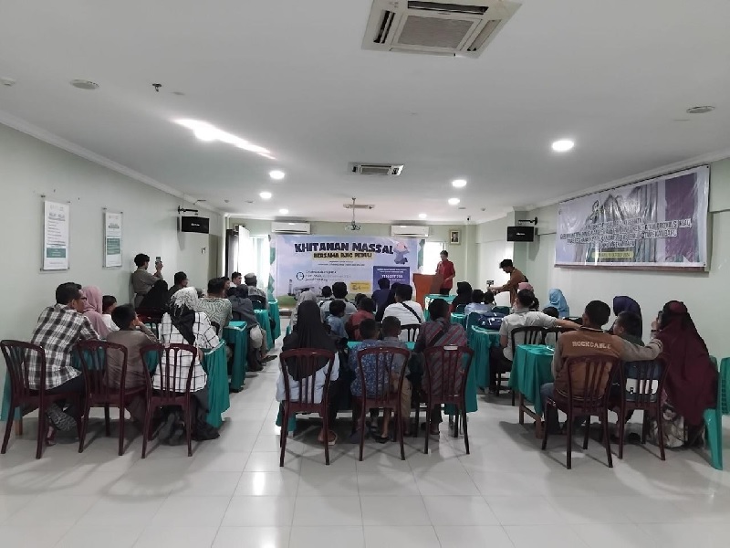 Suasana Khitanan Massal RJIC Peduli di Rumah Sakit Ibu Sina Pekanbaru, Ahad (22/12/2024). Sebanyak 152 anak berhasil disunat.