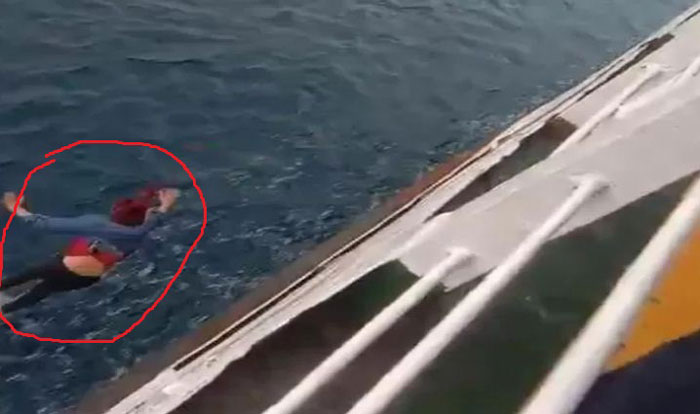 Tangkapan layar wanita yang nekat melompat ke laut dari KMP Citra Mandala di Selat Bali, Sabtu (21/12/2024) kemarin.