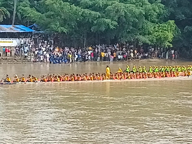 Jalur Buayo Danau Desa Bandar Alai Kari saat berhadapan dengan Jalur Siluman Buayo Danau Desa Sitorajo Kari Kecamatan Kuantan Tengah pada putaran pertama, hari ke-3 di Tepian Datuk Bandaro Lelo Budi.