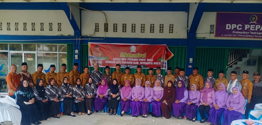Ketua DPD Pepabri Riau, Letkol (Purn) H Sutan Siregar SH didampingi Ketua DPC Pepabri Inhu, Letkol (Purn) Modo foto bersama anggota, Jumat (20/12/2024).