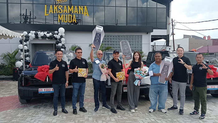 Regional Manager PT Chery Sales Indonesia (CSI) Michael Sanjaya (dua kanan) didampingi Direktur PT Riau Oriental Star Harry Suwan (dua kiri), dan Sales Manager Chery Pekanbaru Rio Marceapeli (tengah)