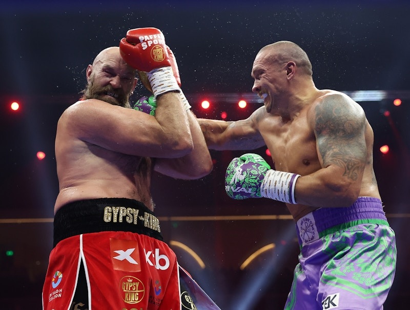 Oleksandr Usyk mempertahankan gelar juara dunia tinju kelas berat setelah menang angka mutlak atas Tyson Fury dalam tanding ulang di Riyadh, Arab Saudi.