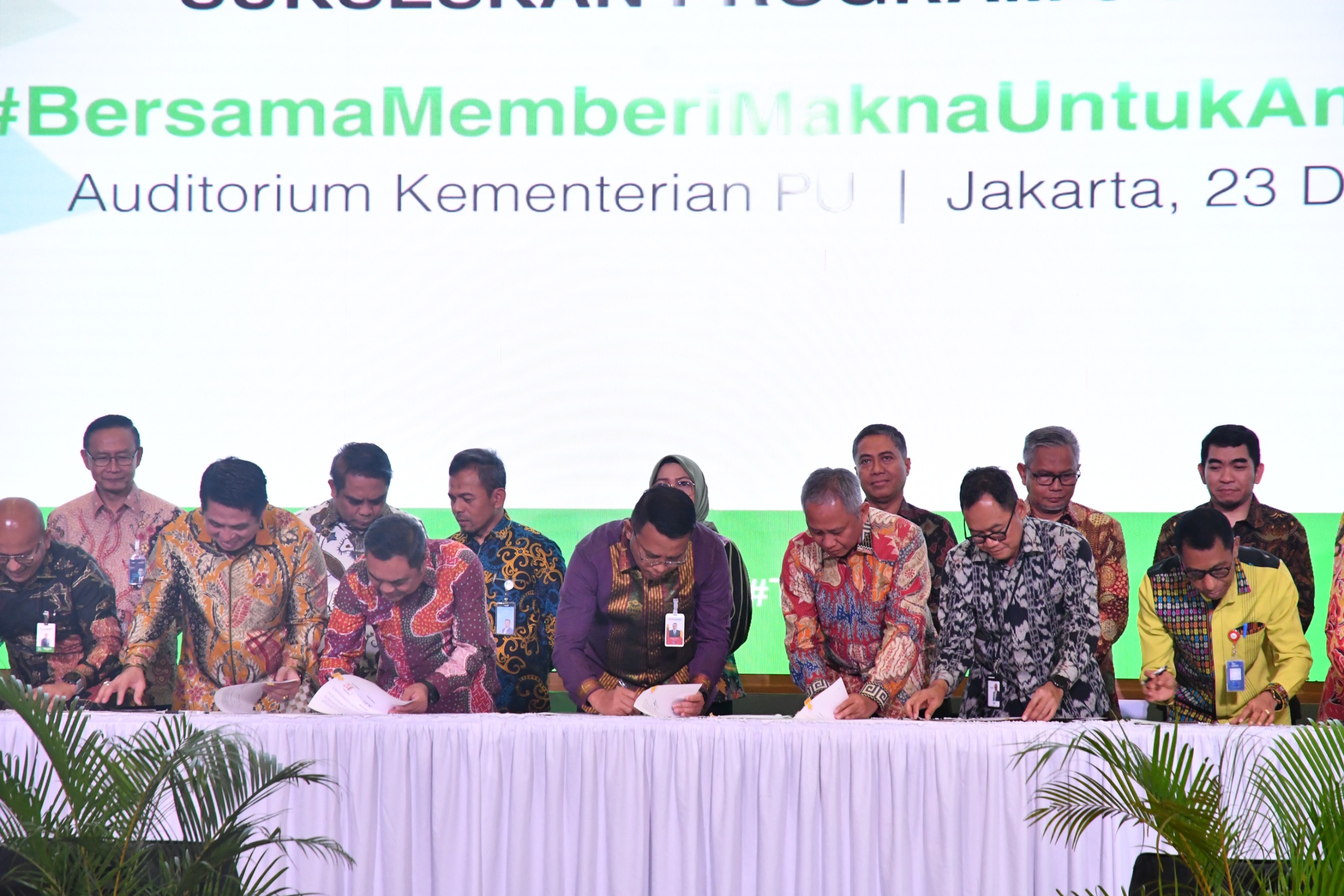 Penandatanganan Perjanjian Kerjasama (PKS) program KPR Sejahtera FLPP dan pembiayaan Tapera tahun 2025 dan Komitmen Bersama Sukseskan 3 juta rumah di Gedung Auditorium Kementerian PU, Jakarta Selatan.