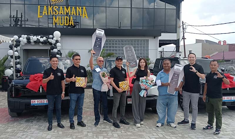 Regional Manager PT Chery Sales Indonesia (CSI) Michael Sanjaya (dua kanan) dan manajemen foto bersama para customer yang telah melakukan pemesanan (SPK) unit Chery J6, Sabtu (21/12/2024).