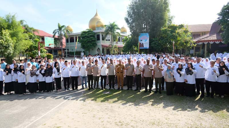 Asisten I Pemerintah dan Kesra Kota Pekanbaru Masykur Tarmizi, Corporate Secretary and Legal PTPN IV Regional III Andiansyah Hamdani foto bersama siswa