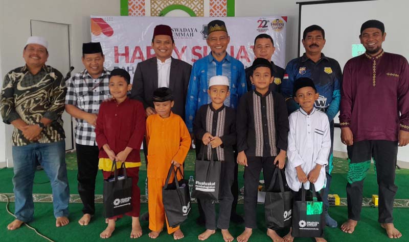 Anggota DPRD Riau H Ayat Cahyadi (tengah belakang) dan pengurus LAZ Swadaya Ummah foto bersama peserta  Happy Sunat  di Pekanbaru, Ahad (22/12/2024).