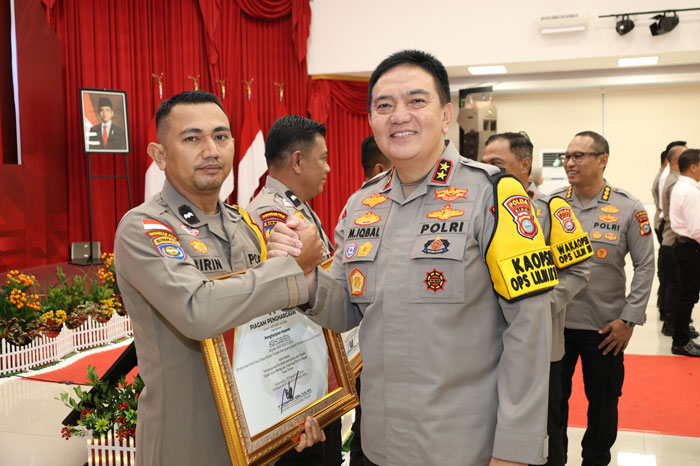 Aipda Ashobirin menerima penghargaan dari Kapolda Riau Irjen Pol Muhammad Aqbal dalam puncak Penganugerahan Penghargaan Kapolda Riau 2024, Senin (23/12/2024) siang.