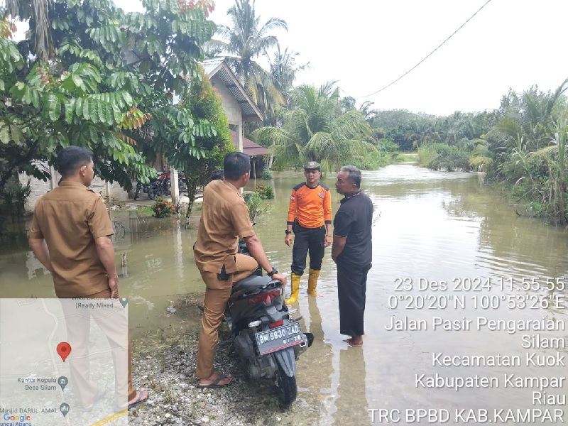 Rumah warga Desa Silam Kecamatan Kuok terdampak banjir karena meluapnya air Sungai Akau, Senin (23/12/2024).