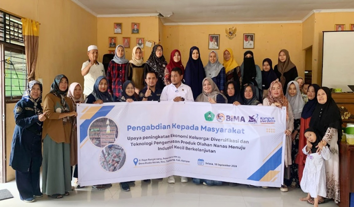 Foto Bersama Tim Pengabdian Kepada Masyarakat (PKM) dengan peserta pengabdian.
