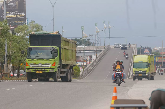 Truk bertonase besar melintas di Jalan HR Soebrantas dari Jalan Soekarno-Hatta ujung, Pekanbaru, Kamis (3/10/2024).