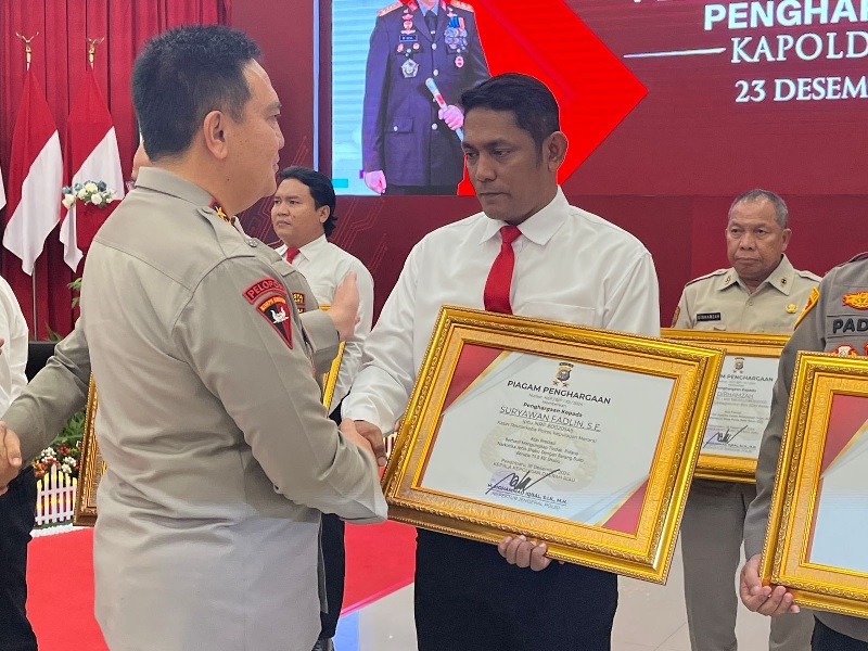 Iptu Suryawan Fadli alias Vijai menerima penghargaan dari Kapolda Riau Irjen Pol Mohammad Iqbal di Aula Tri Brata Lantai 5, Gedung Mapolda Riau, Senin (23/12/2024).
