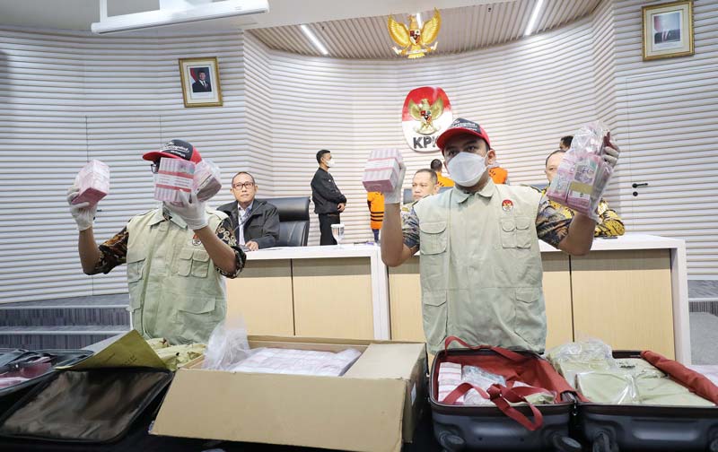 Petugas KPK menunjukkan barang bukti saat konferensi pers terkait penetapan dan penahanan tersangka operasi tangkap tangan mantan Penjabat Wali Kota Pekanbaru