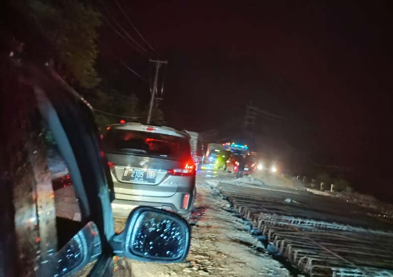 Puluhan kendaraan terjebak macet berjam-jam di jalan lintas perbatasan Riau-Sumbar, Senin (23/12/2024) dini hari.