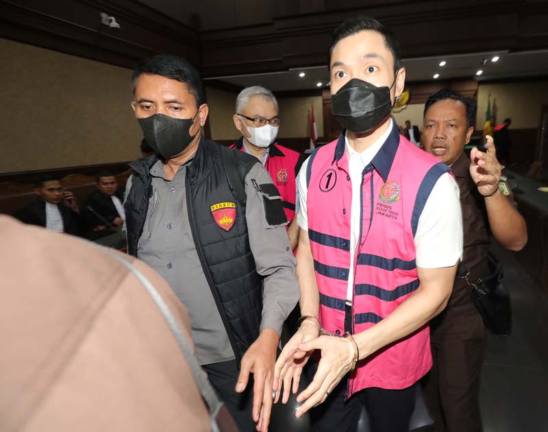 Terdakwa kasus dugaan korupsi tata niaga komoditas timah di wilayah izin usaha pertambangan PT Timah tahun 2015-2022 Harvey Moeis dikawal berjalan ke luar ruangan sidang