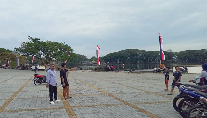 Ketua Panitia, Idral SH bersama anggota saat meninjau berbagai persiapan festival pacu sampan di kawasan wisata Danau Raja Rengat, Selasa (24/12/2024).