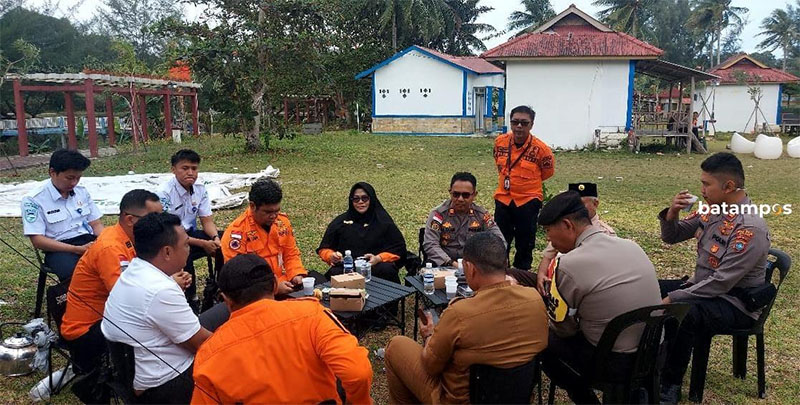 Kepala Pelaksana BPBD, Ramlah memberi arahan dalam gladi kesiapsiagaan bencana di Pantai Dugong, Desa Malang Rapat, Senin (23/12/2024).