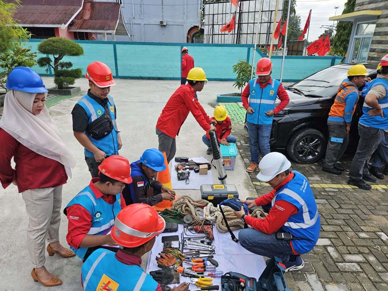 Petugas PLN Bengkalis sedang mempersiapkan peralatan untuk siaga Natal dan Tahun Baru 2025 usai apel gelar pasukan dan peralatan di halaman Kantor PLN Bengkalis, Senin (23/12/2024).