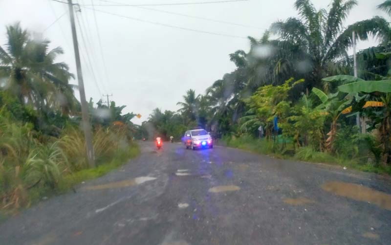 Sejumlah kendaraan melintas di Jalan Lintas Selatan Desa Bandar Padang yang mengalami rusak parah, baru-baru ini.