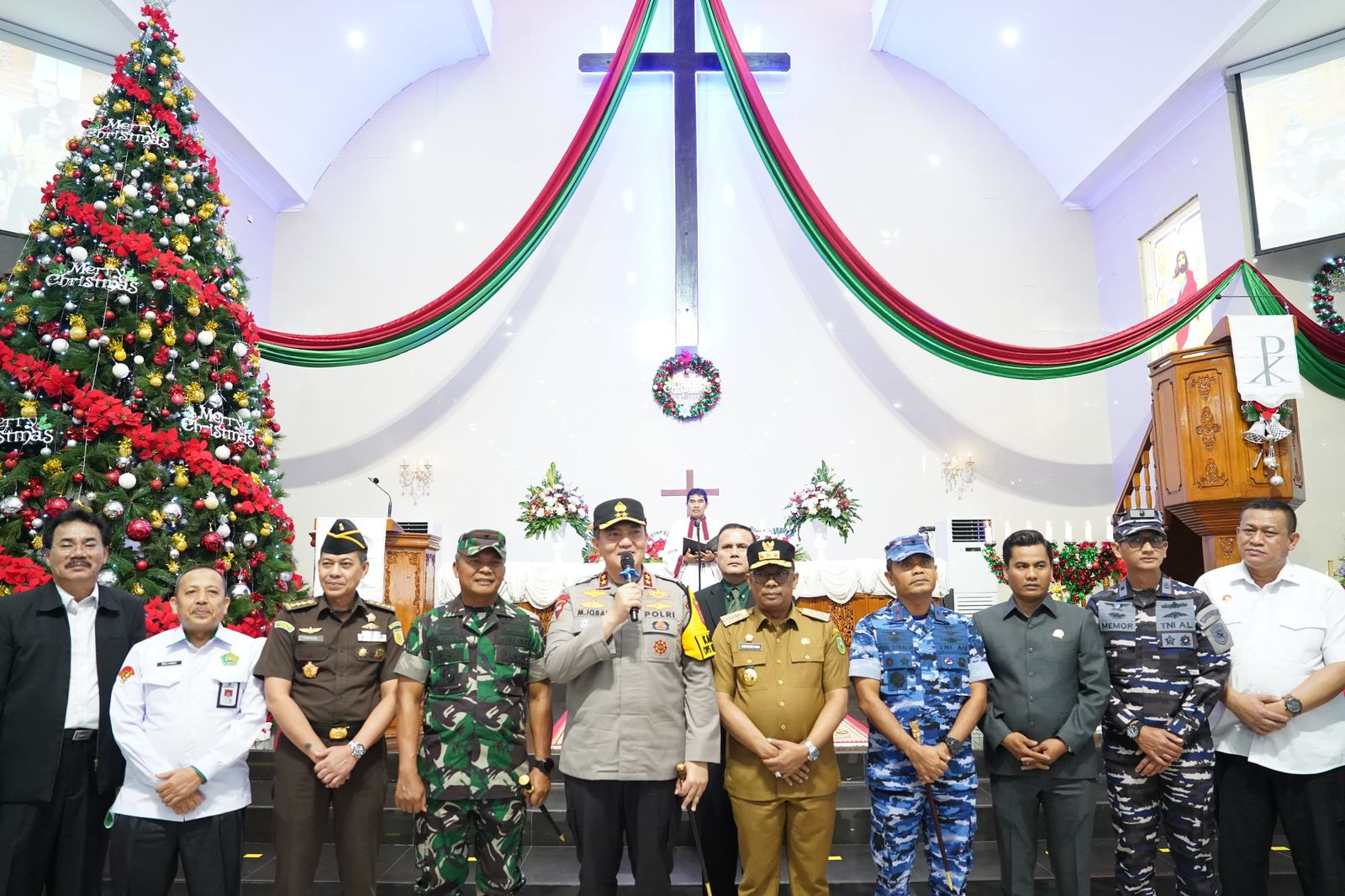 Kapolda Riau Irjen Pol Mohammad Iqbal bersama Forkompinda saat meninjau pelaksanaan ibadah di Gereja GPIB, Jalan Sumatera, Pekanbaru, Selasa (24/12/2024).