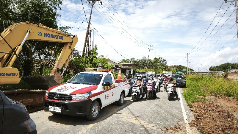 Diberlakukan buka tutup di lintas  jalan lintas Riau-Sumbar Km 90 Desa Tanjung Alai, Kecamatan XIII Koto Kampar, Kabupaten Kampar, Selasa (24/12/2024).