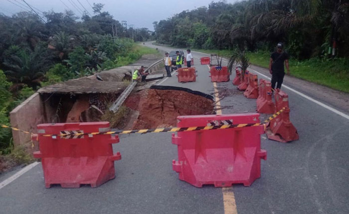 Jalan lintas Riau-Sumbar Km 90 Desa Tanjung Alai, Kampar amblas hingga separuh badan jalan, Selasa (24/12/2024).