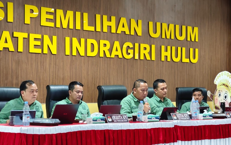 Ketua KPU Inhu, Ronaldi Ardian SH bersama Komisioner KPU Inhu lainnya pada suatu acara, belum lama ini.