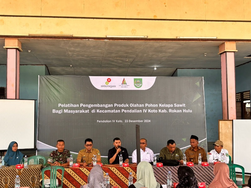 Manager Operations PT APG Westkampar Indonesia Fazli Ardiansyah saat memberikan sambutan pada pembukaan Pelatihan Pengembangan Produk Olahan Kelapa Sawit pada Senin (23/12/2024).