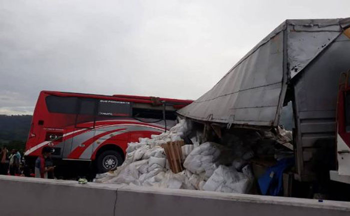 Bus pariwisata rombongan SMP Islam Terpadu Bogor kecelakaan dengan truk pakan di Tol Surabaya-Malang