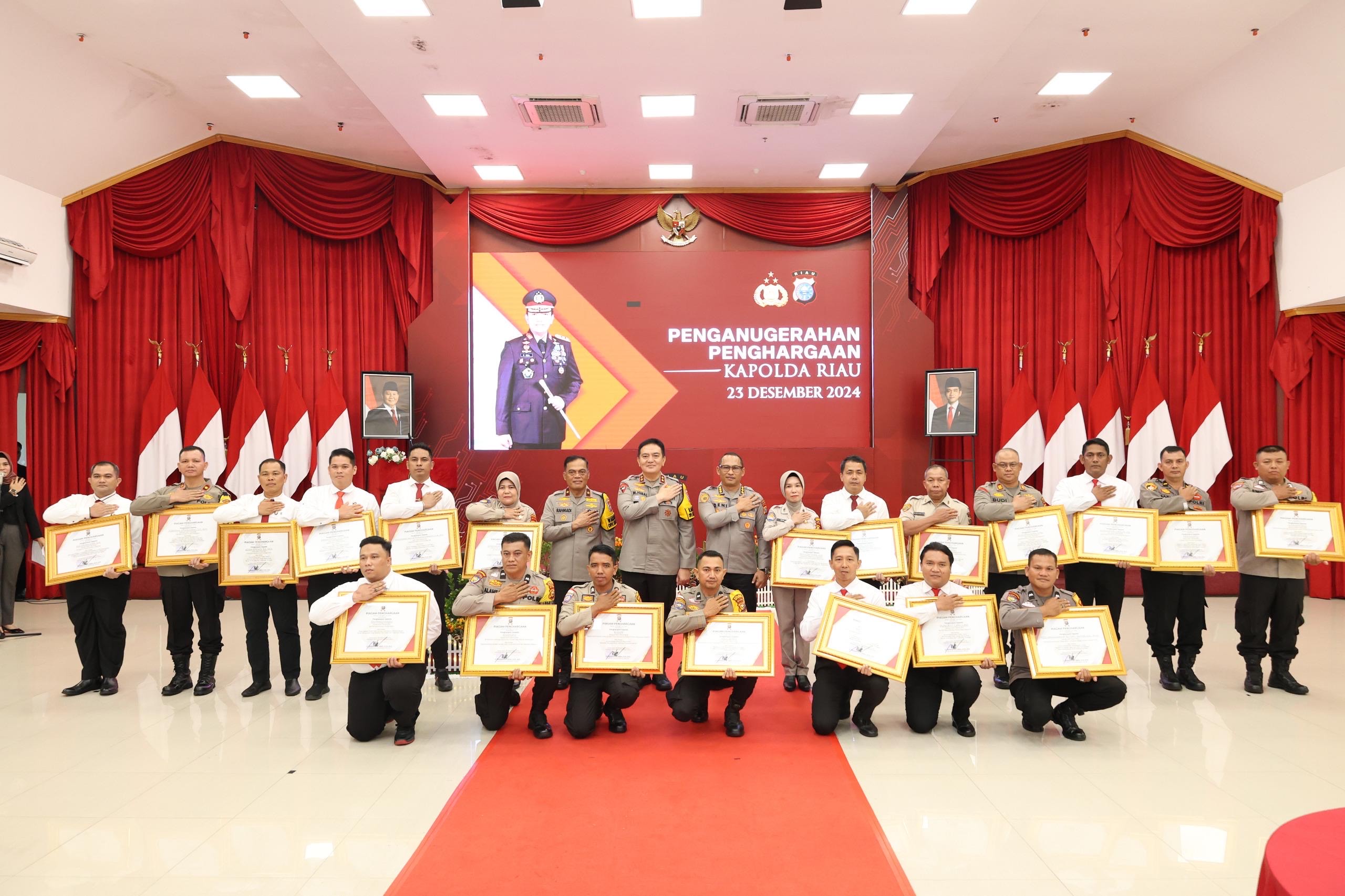 Kapolda Riau Irjen Pol Mohammad Iqbal didampingi Pejabat Utama Polda Riau bersama perwakilan personel dan ASN Polda penerima penghargaan, Senin (23/12/2024).&nbsp;