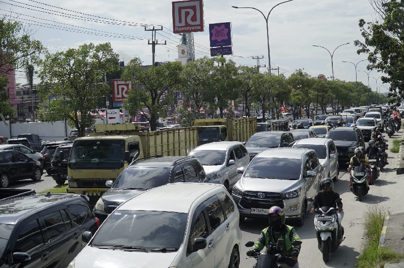 Kemacetan panjang arus lalu lintas kendaraan bermotor di dua sisi ruas alan HR Subrantas, Pekanbaru, Rabu (25/12/2024). Kemacetan dikarenakan kendaran mobil yang antre masuk ke pusat perbelanjaan.