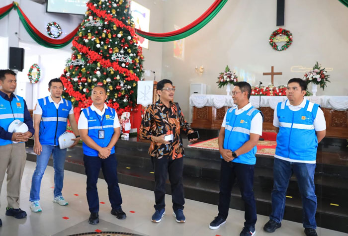 GM PT PLN (Persero) Unit Induk Distribusi Riau dan Kepri, Tonny Bellamy beserta jajaran dan pimpinan unit pelaksana meninjau kesiapan pasokan listrik pada perayaan Nataru di gereja-gereja di Pekanbaru